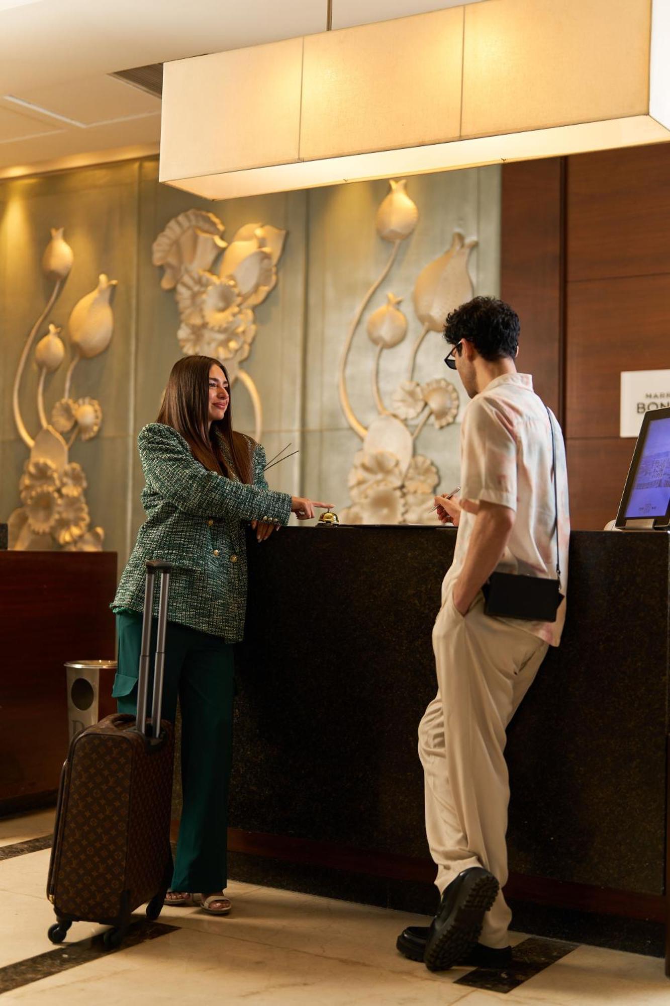 Renaissance Cairo Mirage City Hotel Luaran gambar A hotel receptionist