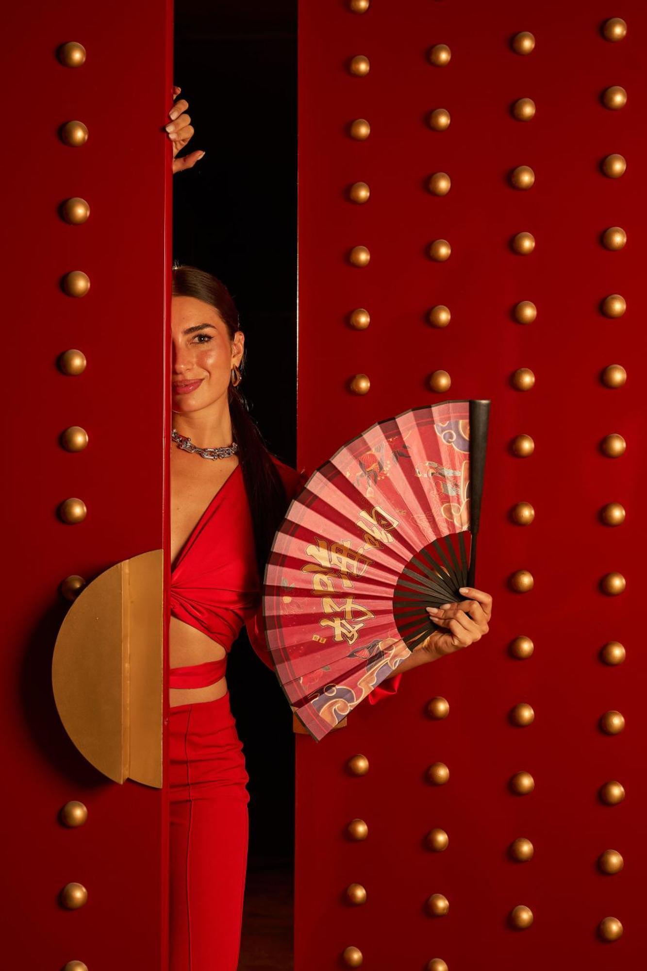Renaissance Cairo Mirage City Hotel Luaran gambar A woman holding a hand fan