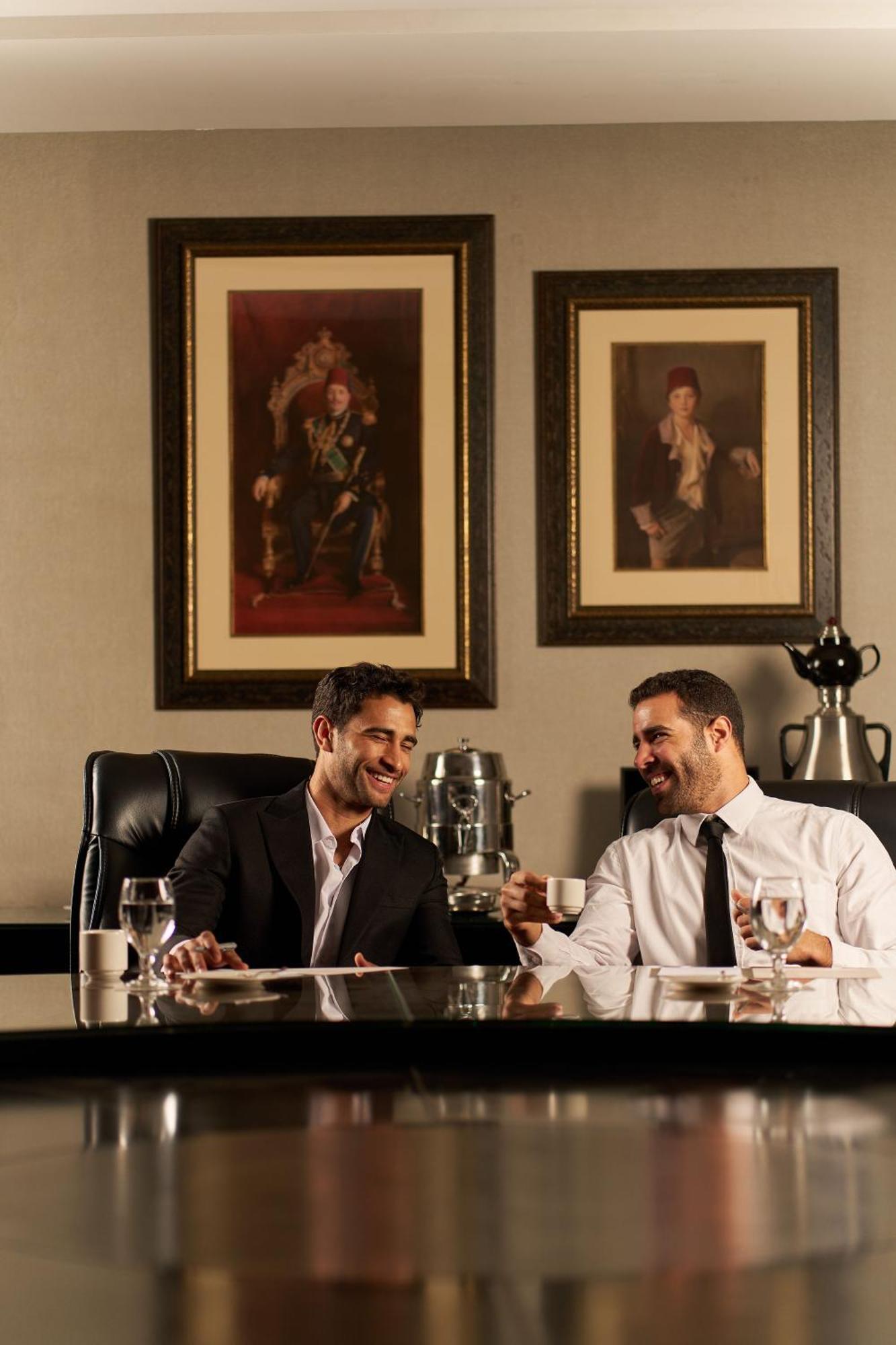 Renaissance Cairo Mirage City Hotel Luaran gambar A butler at work