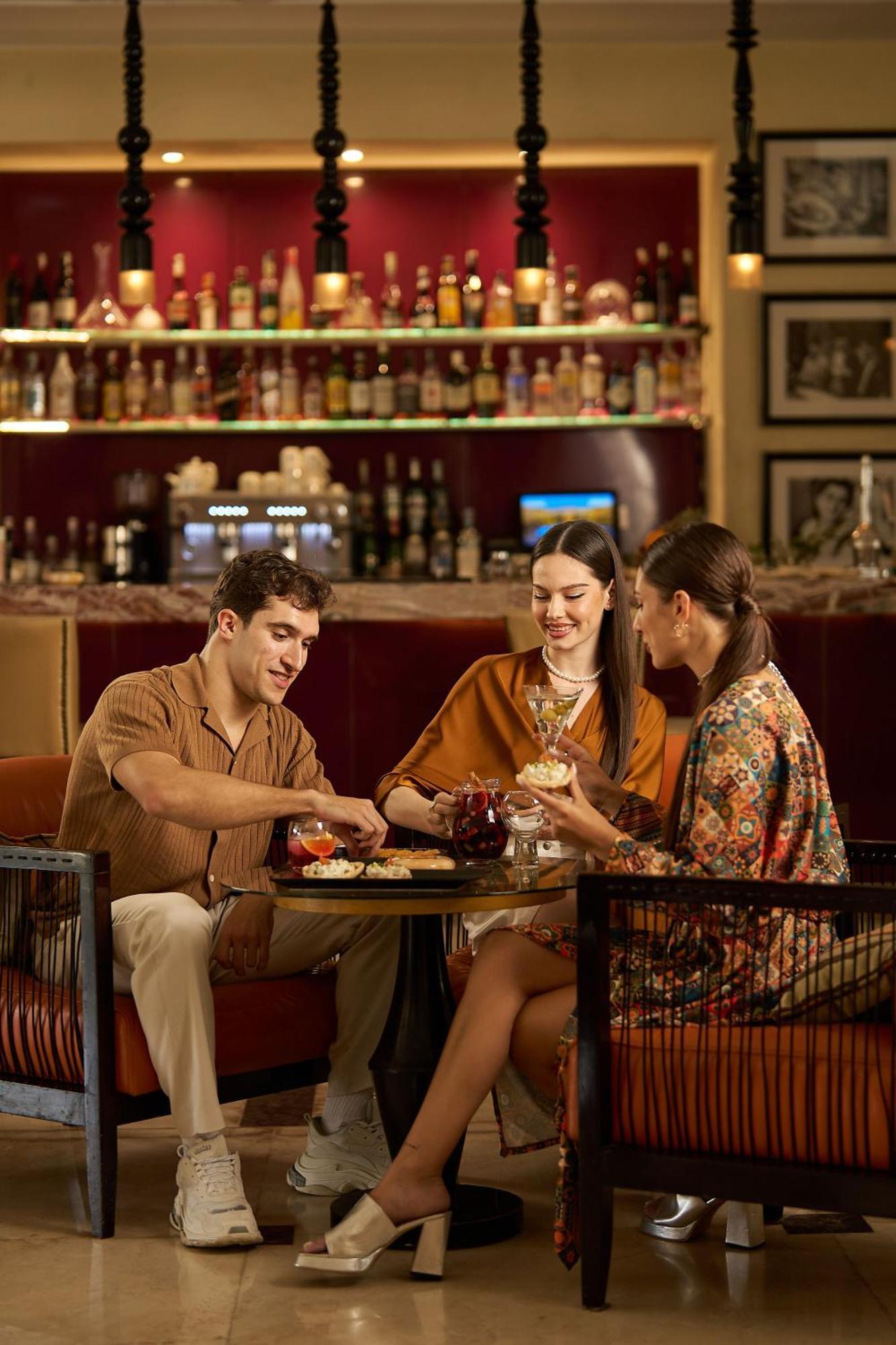 Renaissance Cairo Mirage City Hotel Luaran gambar The bar at the hotel