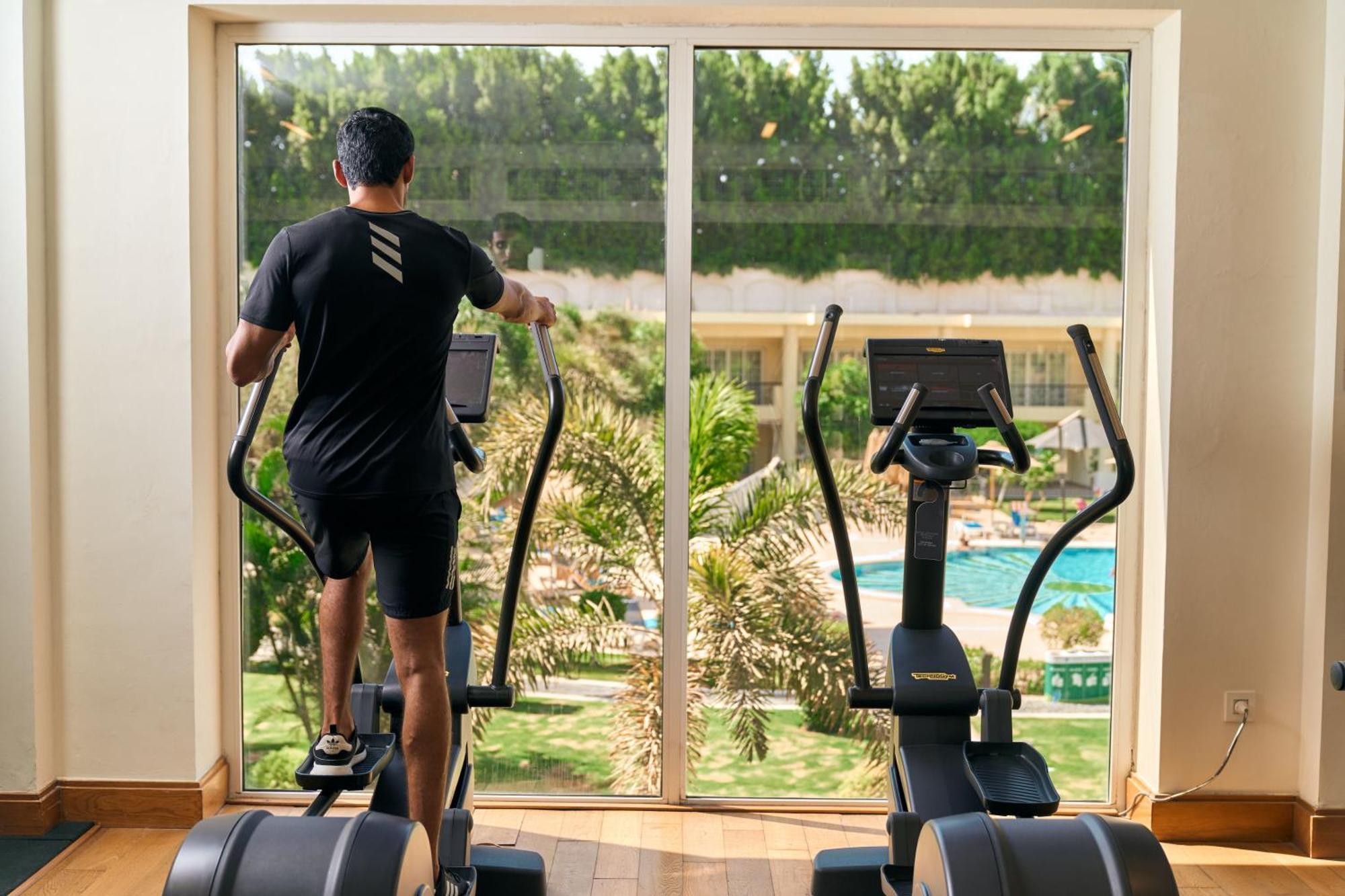 Renaissance Cairo Mirage City Hotel Luaran gambar A man on an elliptical trainer