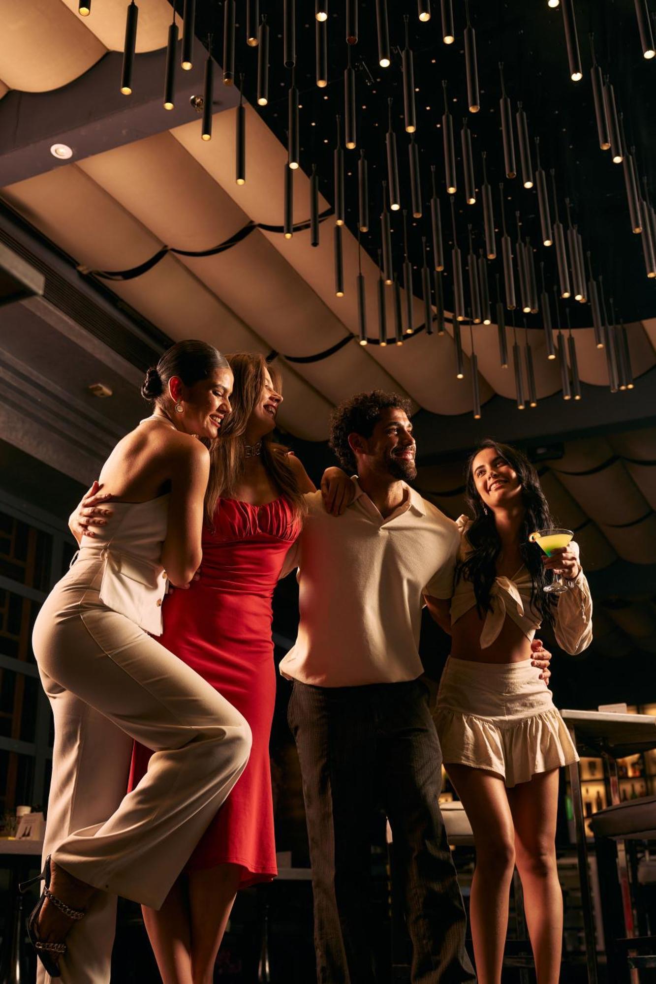 Renaissance Cairo Mirage City Hotel Luaran gambar A group of people dancing