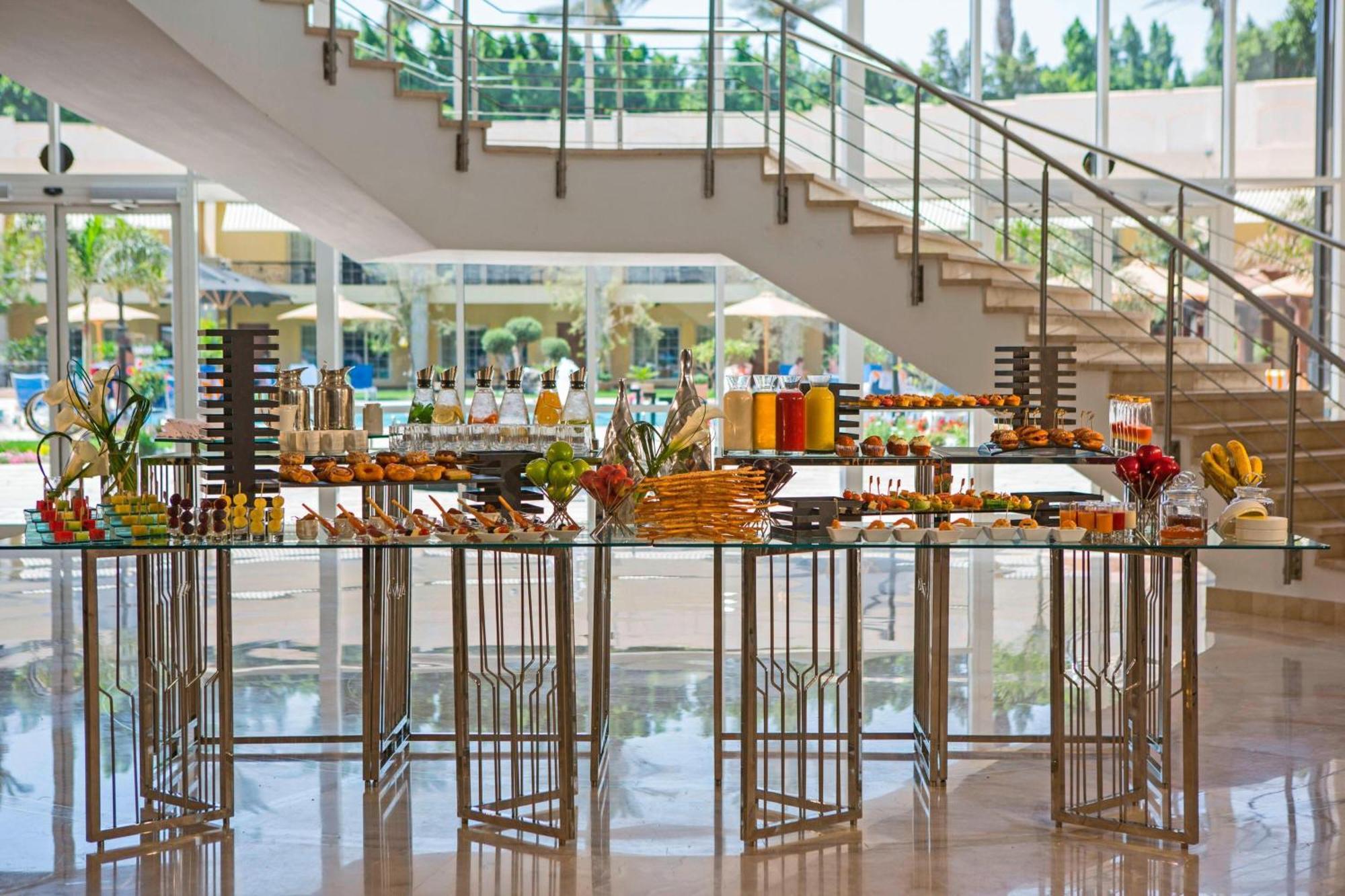 Renaissance Cairo Mirage City Hotel Luaran gambar A buffet at a hotel