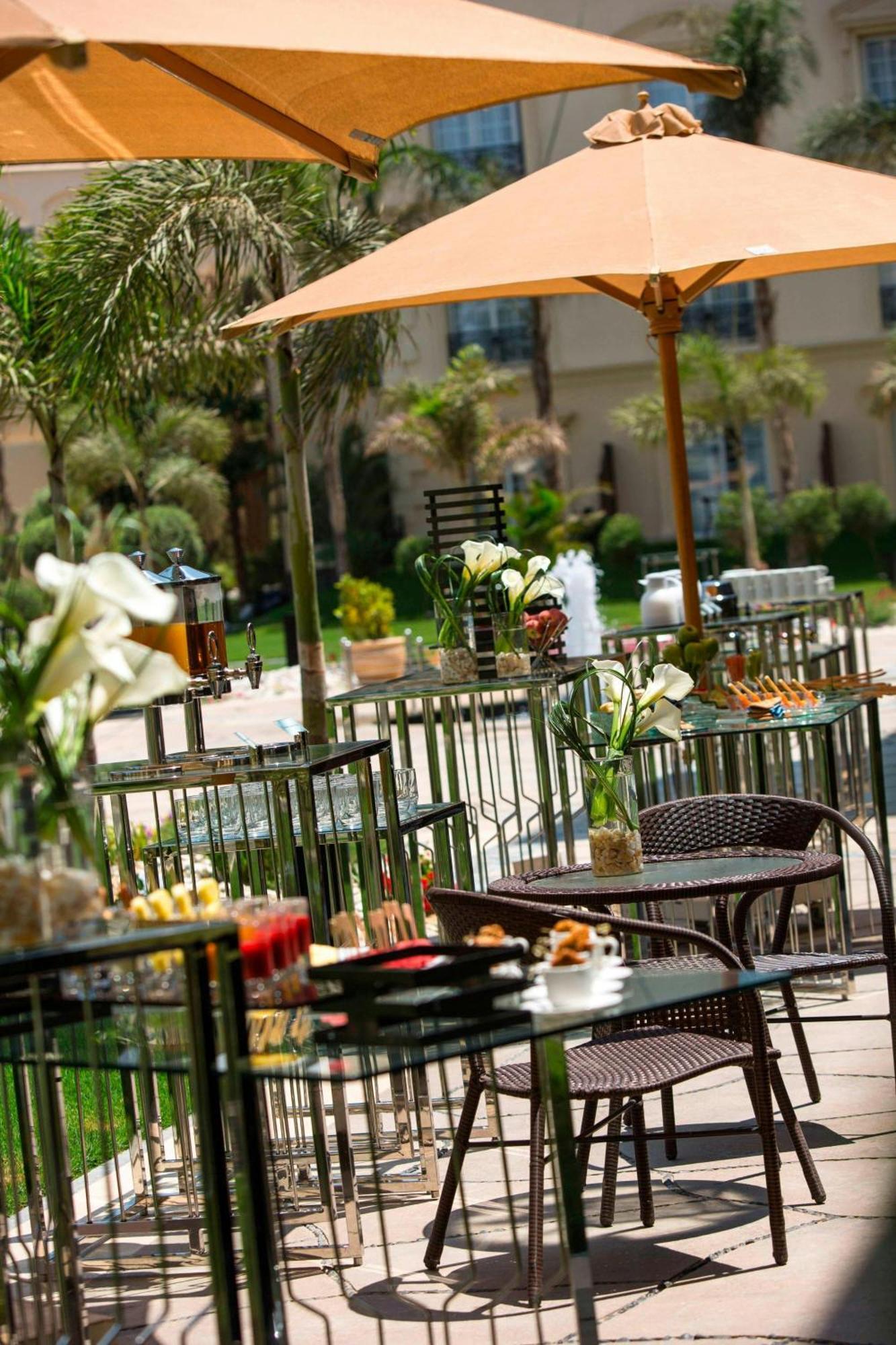 Renaissance Cairo Mirage City Hotel Luaran gambar The hotel's outdoor café