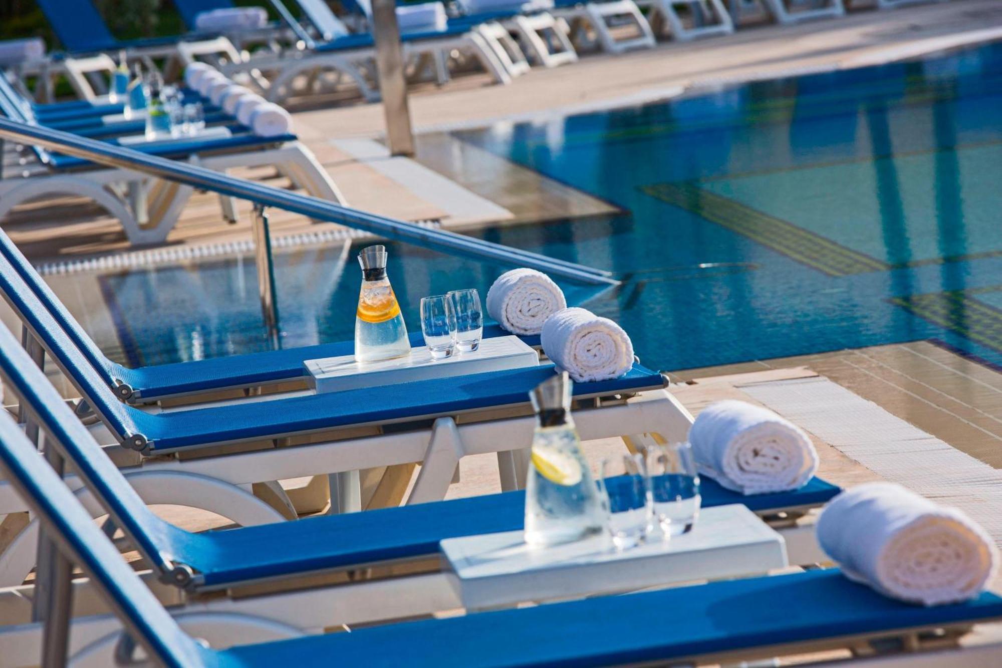 Renaissance Cairo Mirage City Hotel Luaran gambar Pool at the Hotel