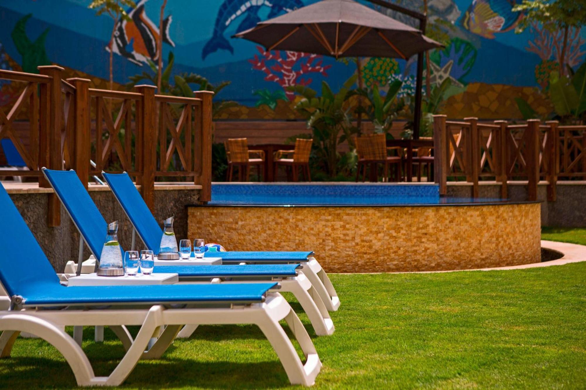 Renaissance Cairo Mirage City Hotel Luaran gambar The pool at the hotel