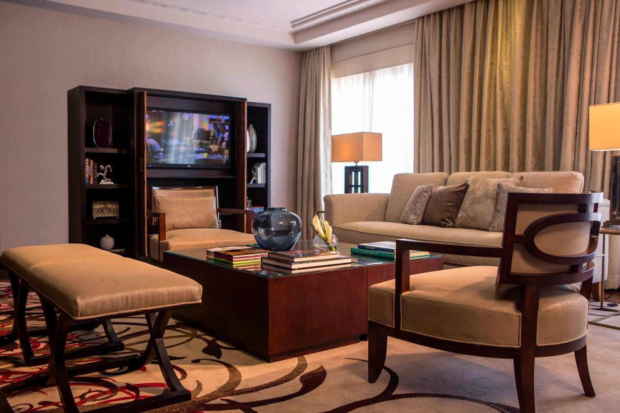 Renaissance Cairo Mirage City Hotel Luaran gambar Living room